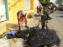 রাত্রির অন্ধকারে নর্দমার দুর্গন্ধের উৎস রাত্রির অন্ধকারে নর্দমার দুর্গন্ধের উৎস